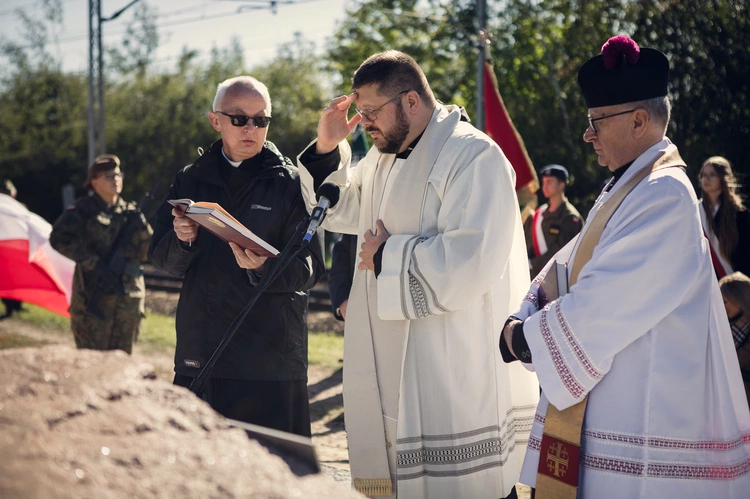 Odsłonięcie i poświęcenie pomnika W. Reymonta w Lipcach Reymontowskich