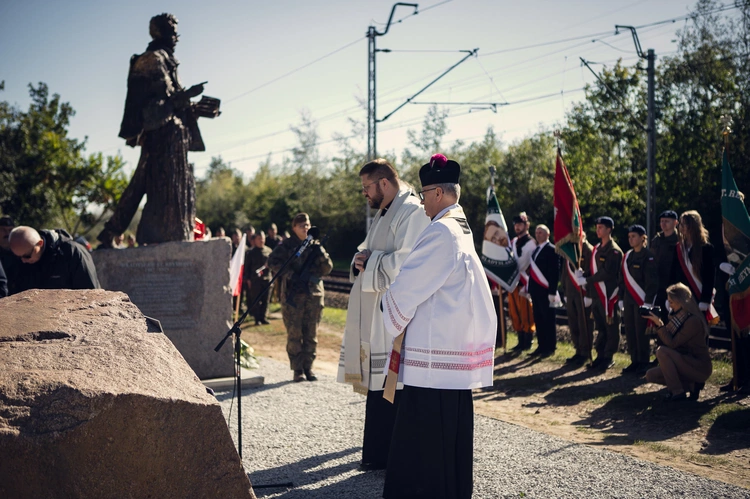 Odsłonięcie i poświęcenie pomnika W. Reymonta w Lipcach Reymontowskich
