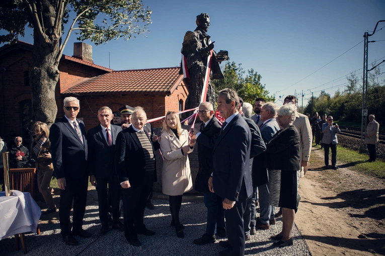Odsłonięcie i poświęcenie pomnika W. Reymonta w Lipcach Reymontowskich