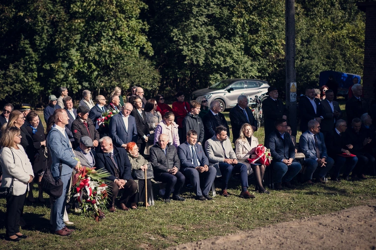 Odsłonięcie i poświęcenie pomnika W. Reymonta w Lipcach Reymontowskich