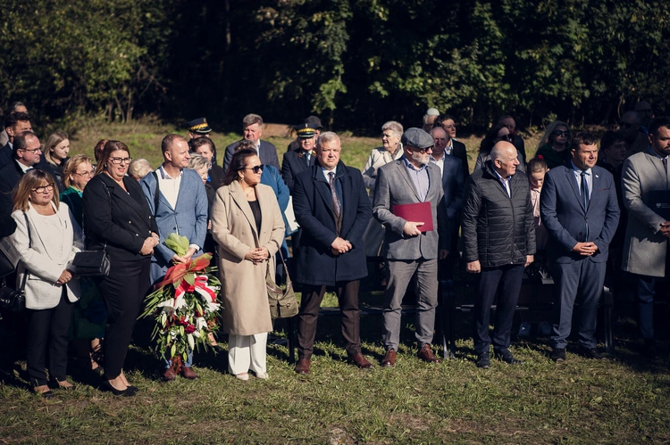 Odsłonięcie i poświęcenie pomnika W. Reymonta w Lipcach Reymontowskich
