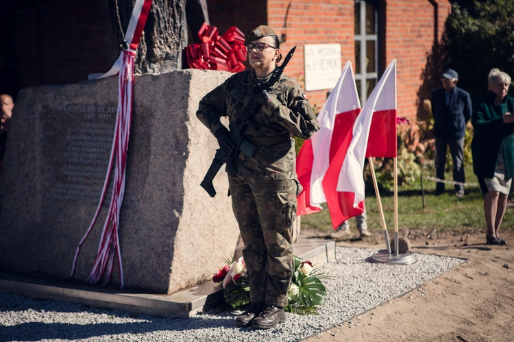 Odsłonięcie i poświęcenie pomnika W. Reymonta w Lipcach Reymontowskich