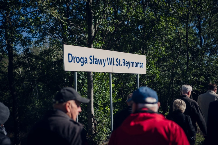 Odsłonięcie i poświęcenie pomnika W. Reymonta w Lipcach Reymontowskich