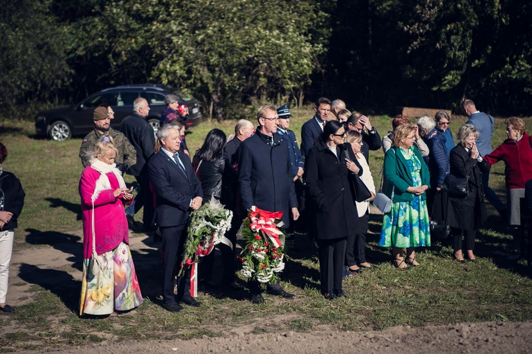 Odsłonięcie i poświęcenie pomnika W. Reymonta w Lipcach Reymontowskich