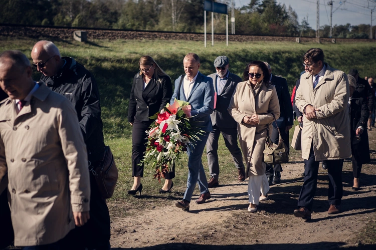 Odsłonięcie i poświęcenie pomnika W. Reymonta w Lipcach Reymontowskich