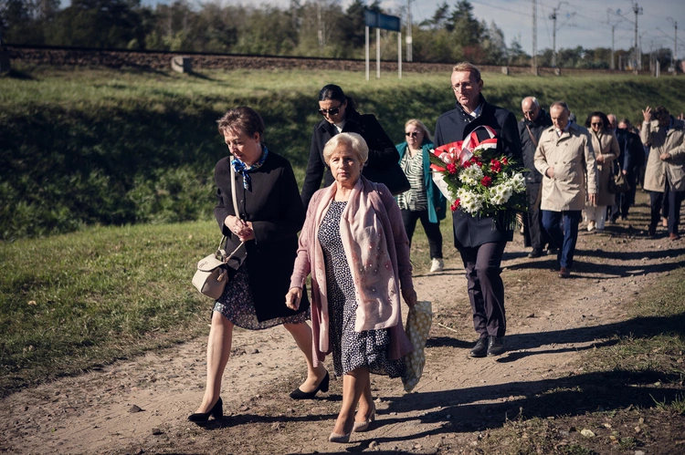Odsłonięcie i poświęcenie pomnika W. Reymonta w Lipcach Reymontowskich