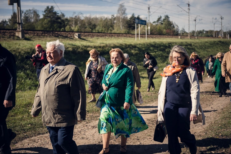 Odsłonięcie i poświęcenie pomnika W. Reymonta w Lipcach Reymontowskich