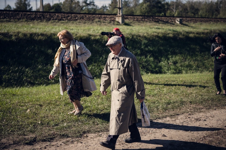 Odsłonięcie i poświęcenie pomnika W. Reymonta w Lipcach Reymontowskich