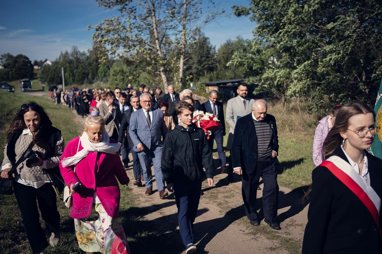 Odsłonięcie i poświęcenie pomnika W. Reymonta w Lipcach Reymontowskich