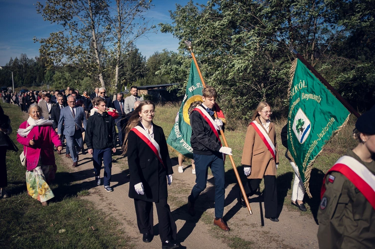 Odsłonięcie i poświęcenie pomnika W. Reymonta w Lipcach Reymontowskich