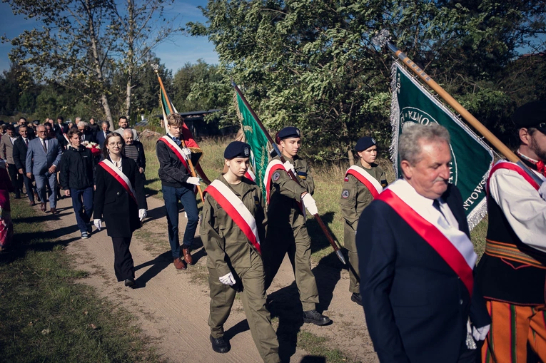 Odsłonięcie i poświęcenie pomnika W. Reymonta w Lipcach Reymontowskich