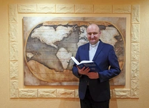 Ks. prof. dr hab. Mariusz Rosik. ur. w 1968 r., jest prezbiterem archidiecezji wrocławskiej. Studiował we Wrocławiu, w Rzymie i w Jerozolimie. Zajmuje się teologią Nowego Testamentu.