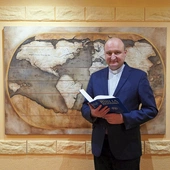 Ks. prof. dr hab. Mariusz Rosik. ur. w 1968 r., jest prezbiterem archidiecezji wrocławskiej. Studiował we Wrocławiu, w Rzymie i w Jerozolimie. Zajmuje się teologią Nowego Testamentu.