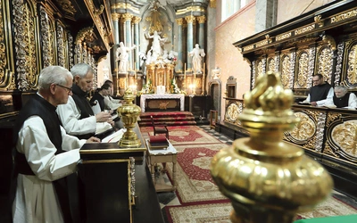 Wspólnotowa modlitwa psalmami praktykowana jest w wielu wspólnotach zakonnych. Na zdjęciu południowa modlitwa brewiarzowa w opactwie cystersów w Jędrzejowie.