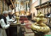 Wspólnotowa modlitwa psalmami praktykowana jest w wielu wspólnotach zakonnych. Na zdjęciu południowa modlitwa brewiarzowa w opactwie cystersów w Jędrzejowie.