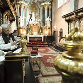 Wspólnotowa modlitwa psalmami praktykowana jest w wielu wspólnotach zakonnych. Na zdjęciu południowa modlitwa brewiarzowa w opactwie cystersów w Jędrzejowie.