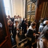 Pielgrzymi przybywający na Jubileusz Roju 2025 przechodzący przez święte drzwi Bazyliki Watykańskiej