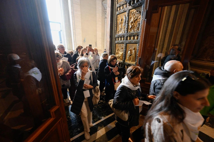Pielgrzymi przybywający na Jubileusz Roju 2025 przechodzący przez święte drzwi Bazyliki Watykańskiej
