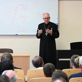 58 osób przygotowuje się do przyjęcia posług lektora i akolity