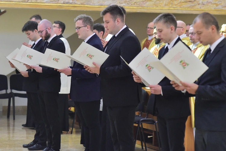 Czerń sutanny i biel dusz