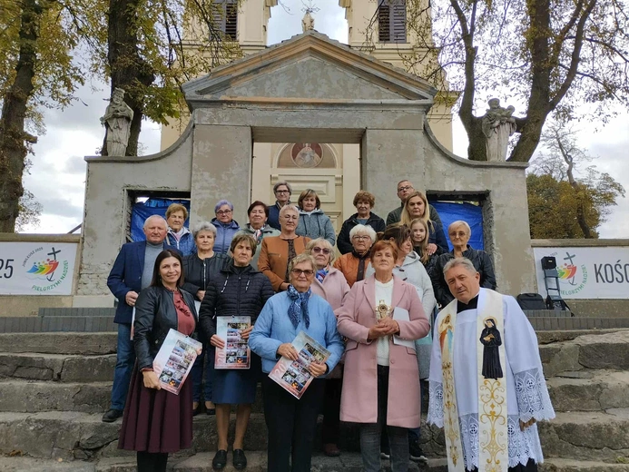 W parafii w Suserzu wierni modlili się przed bramą kościoła.