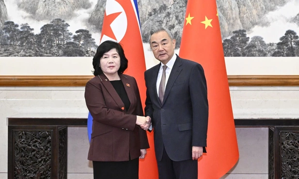 Wang Yi (P) i Choe Son Hui (L)