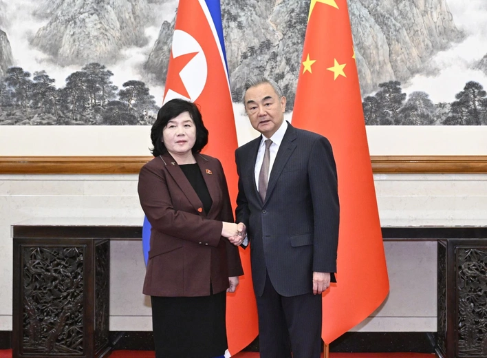 Wang Yi (P) i Choe Son Hui (L)