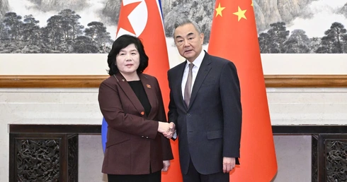 Wang Yi (P) i Choe Son Hui (L)