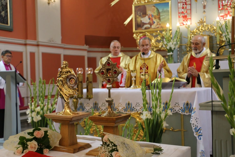 Smardzewo. Wprowadzenie relikwii św. Andrzeja Boboli i bł. kard. Stefana Wyszyńskiego
