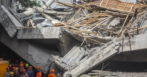 Indonezja: Co najmniej 65 osób uwięzionych pod gruzami po zawaleniu się szkoły