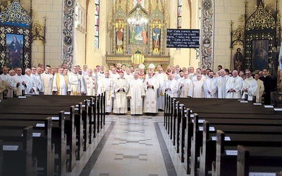 Wspólne zdjęcie księży uczestniczących w spotkaniu. 