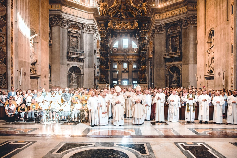 Jubileuszowe świętowanie zwieńczyła Eucharystia przy ołtarzu Tronu Piotrowego.