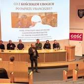 W dyskusji wzięli udział jałmużnicy diecezjalni z całej Polski: (od lewej) ks. Marcin Szczerbiński, jałmużnik archidiecezji warszawskiej, ks. Mirosław Tosza, jałmużnik diecezji sosnowieckiej, ks. Mariusz Setlak, jałmużnik diecezji gliwickiej, ks. Tomasz Koryciorz, jałmużnik archidiecezji katowickiej, Paweł Trawka, jałmużnik archidiecezji wrocławskiej, i s. Aldona Skrzypiec, jałmużnik diecezji opolskiej, a także prowadzący Marcin Jakimowicz.  