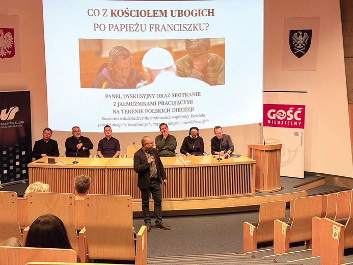 W dyskusji wzięli udział jałmużnicy diecezjalni z całej Polski: (od lewej) ks. Marcin Szczerbiński, jałmużnik archidiecezji warszawskiej, ks. Mirosław Tosza, jałmużnik diecezji sosnowieckiej, ks. Mariusz Setlak, jałmużnik diecezji gliwickiej, ks. Tomasz Koryciorz, jałmużnik archidiecezji katowickiej, Paweł Trawka, jałmużnik archidiecezji wrocławskiej, i s. Aldona Skrzypiec, jałmużnik diecezji opolskiej, a także prowadzący Marcin Jakimowicz.  