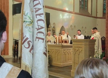 Na Eucharystii obecny był poczet sztandarowy liceum Dubois.