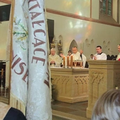 Na Eucharystii obecny był poczet sztandarowy liceum Dubois.