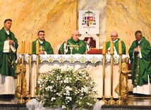 Bp Piotr Greger przewodniczył  Mszy św. w intencji Beskidzkiego Centrum Onkologii  im. Jana Pawła II. 