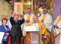 Parafianie prezentujący cegłę wyjętą  z drzwi rzymskiej bazyliki  – znak jedności Złotych Łanów z Kościołem powszechnym.