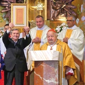 Parafianie prezentujący cegłę wyjętą  z drzwi rzymskiej bazyliki  – znak jedności Złotych Łanów z Kościołem powszechnym.