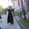 Bp Lechowicz błogosławi obelisk z tablicą upamiętniającą represjonowanych. W spotkaniu wzięli udział przedstawiciele Stowarzyszenia Osób Internowanych „Chełminiacy 1982”, IPN, organizacji kombatanckich, Solidarności, samorządu, wojska oraz oświaty. 