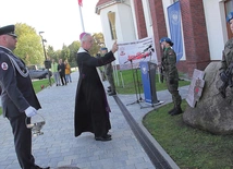 Bp Lechowicz błogosławi obelisk z tablicą upamiętniającą represjonowanych. W spotkaniu wzięli udział przedstawiciele Stowarzyszenia Osób Internowanych „Chełminiacy 1982”, IPN, organizacji kombatanckich, Solidarności, samorządu, wojska oraz oświaty. 