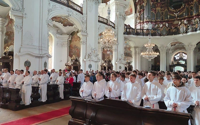  Bazylika zapełniła się tymi, którzy odkrywają powołanie do służby Panu przy ołtarzu.
