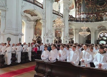  Bazylika zapełniła się tymi, którzy odkrywają powołanie do służby Panu przy ołtarzu.