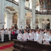  Bazylika zapełniła się tymi, którzy odkrywają powołanie do służby Panu przy ołtarzu.