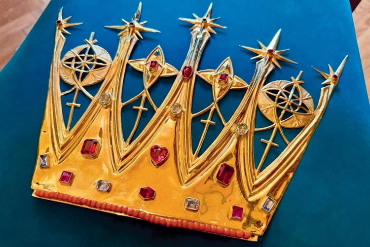 Korona, która zostanie nałożona na obraz. 