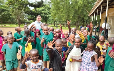  O. Łukasz  wśród podopiecznych ze szkół prowadzonych przez franciszkanów.