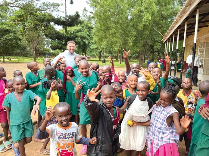  O. Łukasz  wśród podopiecznych ze szkół prowadzonych przez franciszkanów.