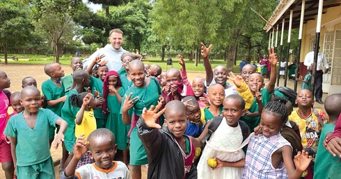  O. Łukasz  wśród podopiecznych ze szkół prowadzonych przez franciszkanów.