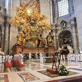 Msza św. przy ołtarzu Cathedra Petri w bazylice watykańskiej.