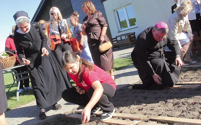 Bp Zadarko z uczestnikami inicjatywy zasadził cebule żonkili w hospicyjnym ogrodzie. Jak co roku w wydarzenie angażują się uczniowie i wolontariusze, m.in. z darłowskiego Zespołu Szkół Morskich.